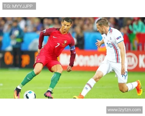 足球场上的传奇瞬间偷袭门将的足球明星们的惊艳表现