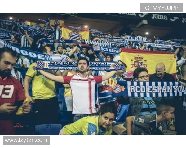 为男友送上一颗热爱的足球传递爱的温暖与激情