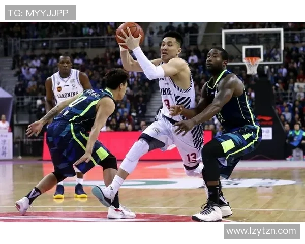 拉萨城投足球队新星谢育新展现出色球技助力球队冲击更高目标