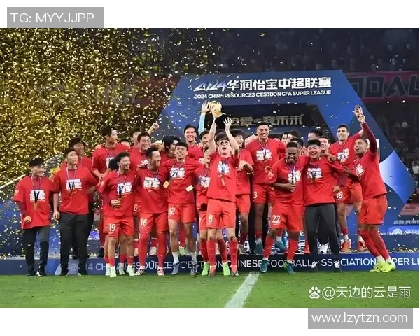 足球球门像个梦想的舞台承载着无数球员的荣耀与追求的希望